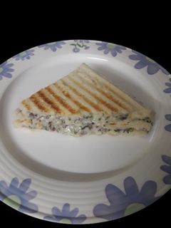 ચીઝ ગ્રીલ્ડ સેન્ડવીચ (Cheese Grilled Sandwich Recipe In Gujarati) રેસીપી મુખ્ય ફોટો