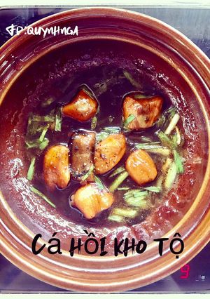 Hình của món Cá hồi kho tộ.