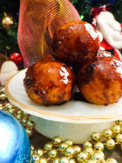 Una foto de Buñuelos de yuca con almíbar de papelón