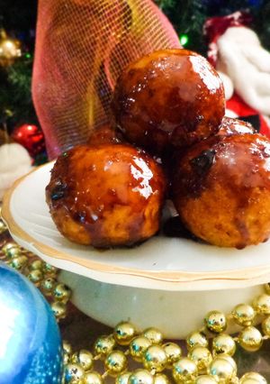 Una foto de Buñuelos de yuca con almíbar de papelón