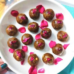 A picture of Dry fruit and nuts balls.