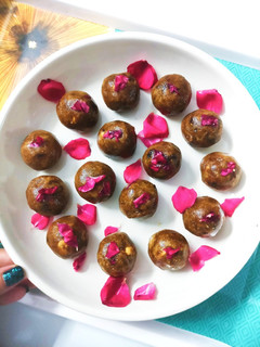 A picture of Dry fruit and nuts balls.