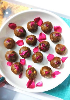 A picture of Dry fruit and nuts balls.
