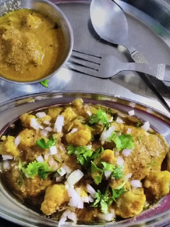 மினி இட்லி கோபி கிரேவி(Mini idli gobi gravy recipe in tamil) செய்முறை முக்கிய புகைப்படம்