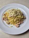 Mie instan carbonara dari keju dan susu