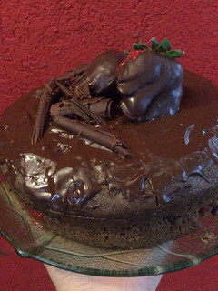 Una foto de Torta de chocolate y frutilla - vegana