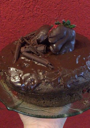 Una foto de Torta de chocolate y frutilla - vegana