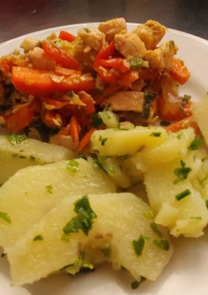 Una foto de CHOPSUEY DE POLLO con Papas al Natural