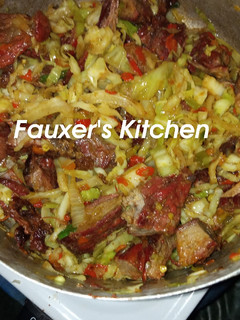 A picture of Peppered cabbage meat.