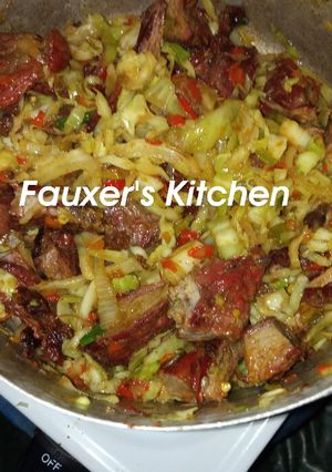 A picture of Peppered cabbage meat.