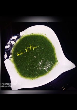 A picture of Kiwi mint chutney.