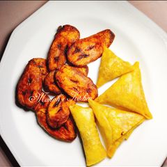 A picture of Fried plantain/ samosa.