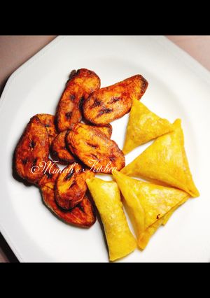 A picture of Fried plantain/ samosa.