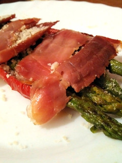 Una foto de Espárragos verdes plancha con jamón, pimiento rojo y parmesano