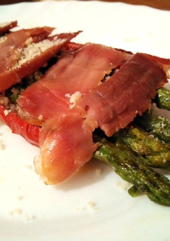 Una foto de Espárragos verdes plancha con jamón, pimiento rojo y parmesano