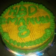 A picture of Vanilla cake with buttercream lcing.