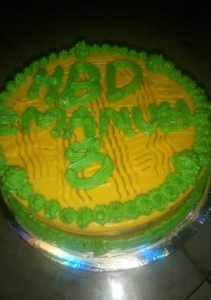 A picture of Vanilla cake with buttercream lcing.