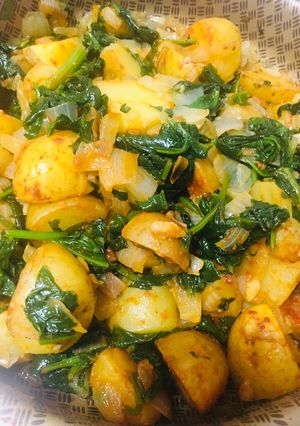 Una foto de ENSALADA TIBIA DE ESPINACAS🥬SALTEADAS CON PAPINES🥔(AL PIMENTÓN)😋👏😋