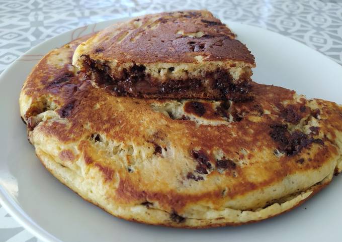 Pancake géant aux pépites de chocolat et cœur pâte à tartiner