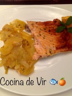 Una foto de Salmón a la naranja al horno con guarnición de patatas