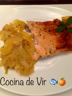 Una foto de Salmón a la naranja al horno con guarnición de patatas