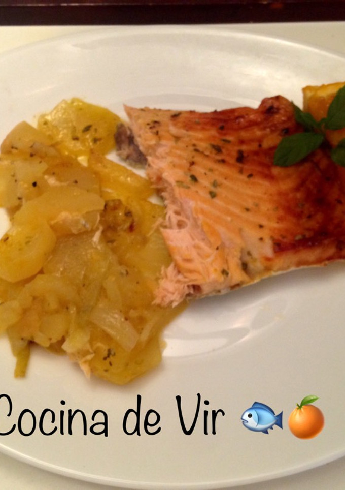 Una foto de Salmón a la naranja al horno con guarnición de patatas