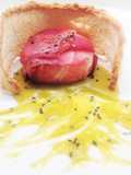 Tomino in crosta di speck, con salsa di peperoni e cialda di pane