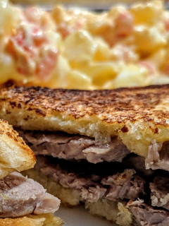 Una foto de SANDWICHS🥪DE Lomo de Cerdo🐽 y Ajo....!