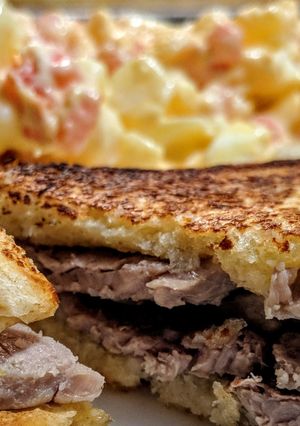 Una foto de SANDWICHS🥪DE Lomo de Cerdo🐽 y Ajo....!
