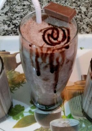 চকোলেট মিল্কশেক (Chocolate milkshake recipe in bengali) রেসিপির প্রধান ছবি
