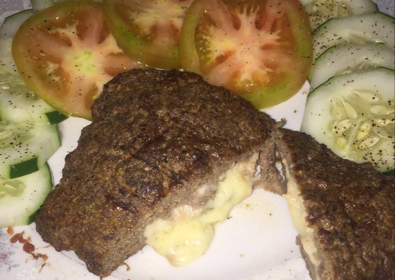 Carne hamburguesa con queso danés y ensalada