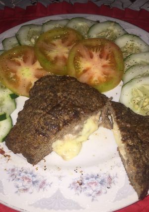 Una foto de Carne hamburguesa con queso danés y ensalada