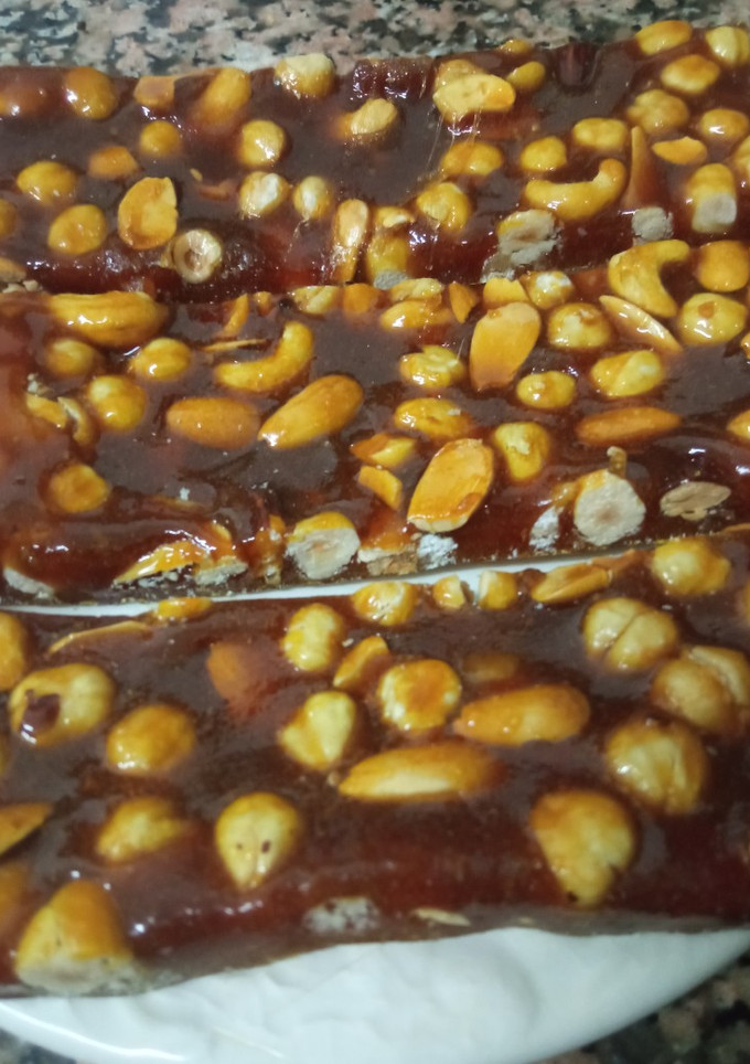 Una foto de Turrón de guirlache con mezcla de frutos secos