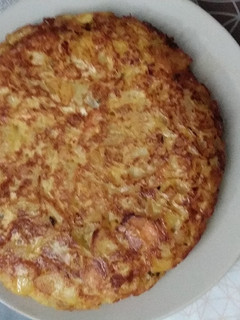 Una foto de 🍳Tortilla de patata🥔 con cebolla caramelizada 🧅🍬 y queso de cabra🧀🐐
