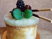 Una foto de tarta de piña con caramelo