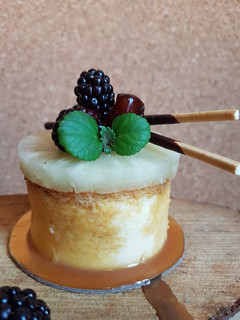 Una foto de Cheesecake Japonés con piña, mora, dátiles y salsa de caramelo!