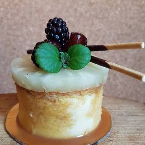 Cheesecake Japonés con piña, mora, dátiles y salsa de caramelo!