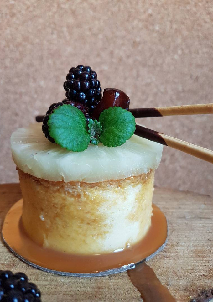 Una foto de Cheesecake Japonés con piña, mora, dátiles y salsa de caramelo!