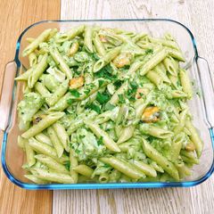 A picture of Creamy pesto pasta with mixed seafood.