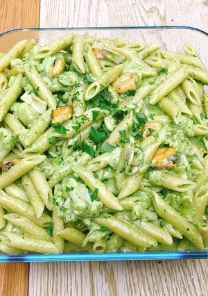 A picture of Creamy pesto pasta with mixed seafood.
