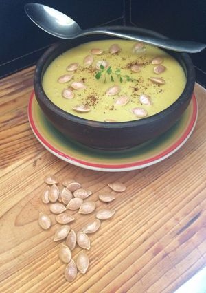 Una foto de Crema de porotos con semillas de calabazas crocantes 👌🏻