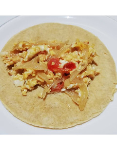 Una foto de Huevos con cebolla y tomate