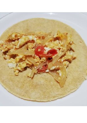 Una foto de Huevos con cebolla y tomate