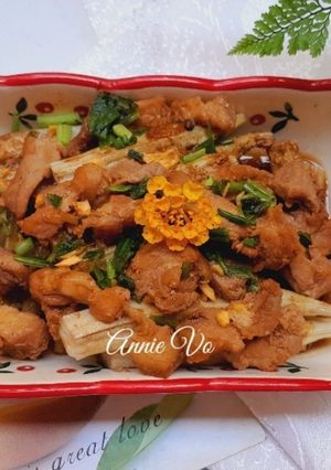 Hình của món Đậu bắp chua ngọt trộn thịt rang.