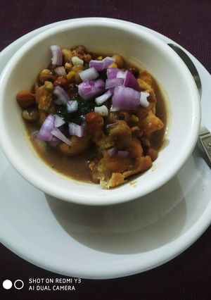 A picture of Samosa chat.
