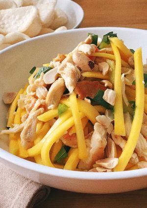 Hình của món Gỏi Gà Xé Trộn Xoài.