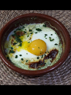 Una foto de Huevo con salsa cremosa de ajo