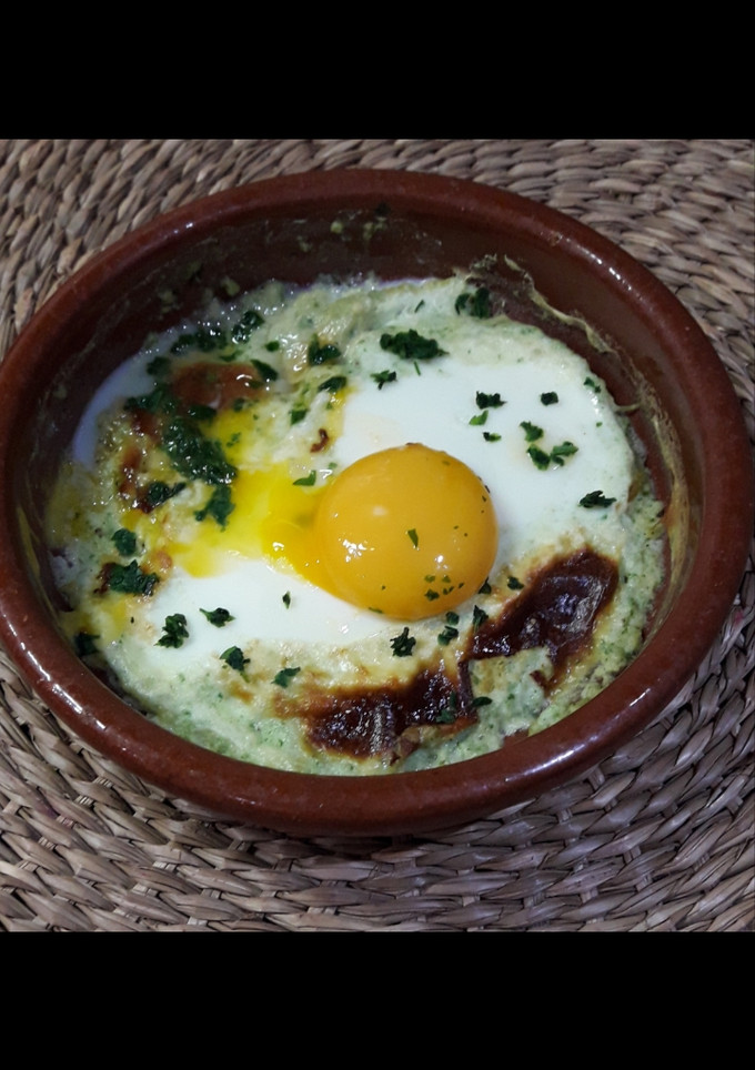 Una foto de Huevo con salsa cremosa de ajo