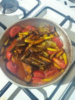 عکسی از دستور گوجه بادمجان وسیب زمینی سرخ کرده