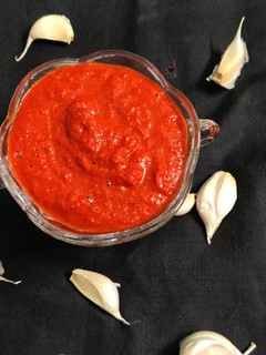 લસણ લાલ મરચાની ચટણી (Lasan Lal Marcha Chutney Recipe In Gujarati) રેસીપી મુખ્ય ફોટો